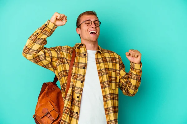 Mladý Běloch Student Muž Izolovaný Modrém Pozadí Slaví Zvláštní Den — Stock fotografie