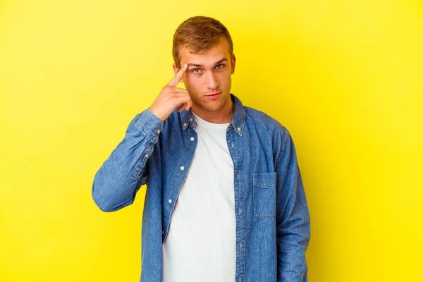 Junger Kaukasischer Mann Isoliert Auf Gelbem Hintergrund Zeigt Mit Dem — Stockfoto