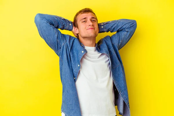 Jonge Blanke Man Geïsoleerd Gele Achtergrond Gevoel Vertrouwen Met Handen — Stockfoto