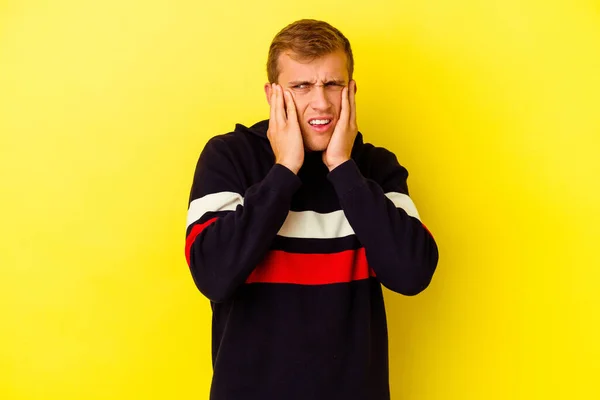 Joven Hombre Caucásico Aislado Sobre Fondo Amarillo Cubriendo Las Orejas — Foto de Stock