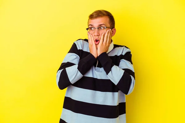 Junger Kaukasier Isoliert Auf Gelbem Hintergrund Verängstigt Und Verängstigt — Stockfoto