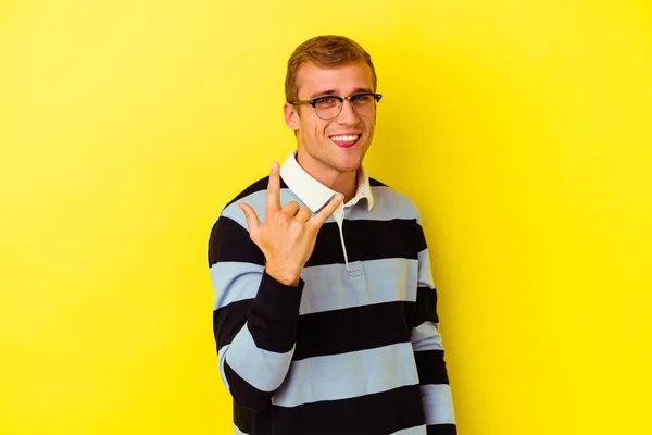 Young Caucasian Man Isolated Yellow Background Showing Rock Gesture Fingers — Stock Photo, Image
