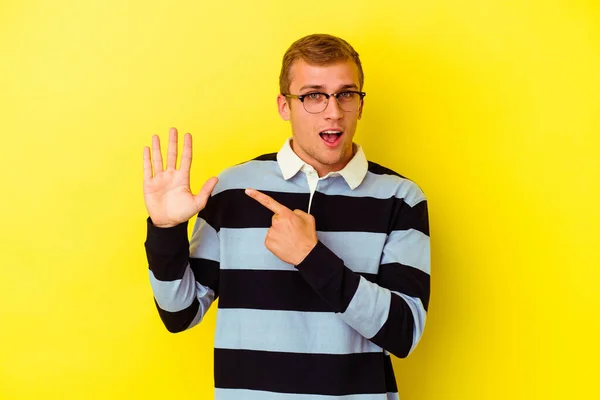 Junger Kaukasier Isoliert Auf Gelbem Hintergrund Lächelnd Fröhlich Nummer Fünf — Stockfoto