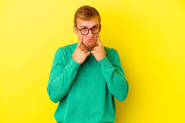 Junger Kaukasischer Mann Isoliert Auf Gelbem Hintergrund Weint Unglücklich Über — Stockfoto