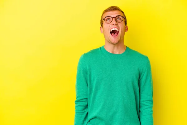 Young Caucasian Man Isolated Yellow Background Shouting Very Angry Rage — Stock Photo, Image