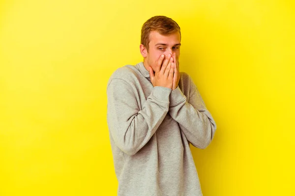 Jovem Caucasiano Isolado Fundo Amarelo Rindo Algo Cobrindo Boca Com — Fotografia de Stock