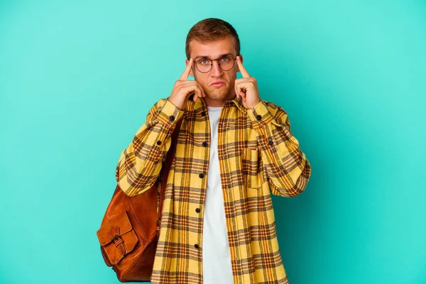 Giovane Studente Caucasico Isolato Sfondo Blu Focalizzato Compito Mantenendo Gli — Foto Stock