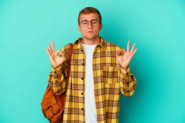 Joven Caucásico Estudiante Hombre Aislado Azul Fondo Relaja Después Duro —  Fotos de Stock