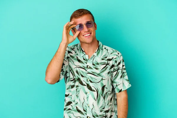 Young Caucasian Man Wearing Summer Clothes Isolated Blue Background Excited — Stock Photo, Image