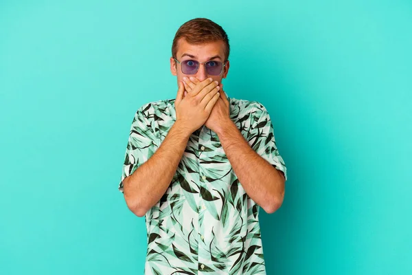 Junger Kaukasischer Mann Sommerkleidung Isoliert Auf Blauem Hintergrund Schockiert Mund — Stockfoto