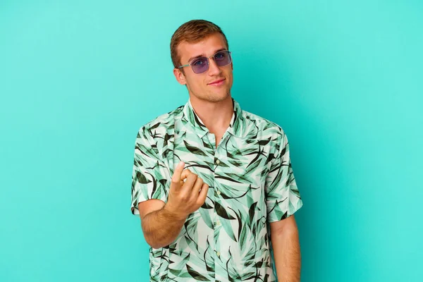 Young Caucasian Man Wearing Summer Clothes Isolated Blue Background Pointing — Stock Photo, Image