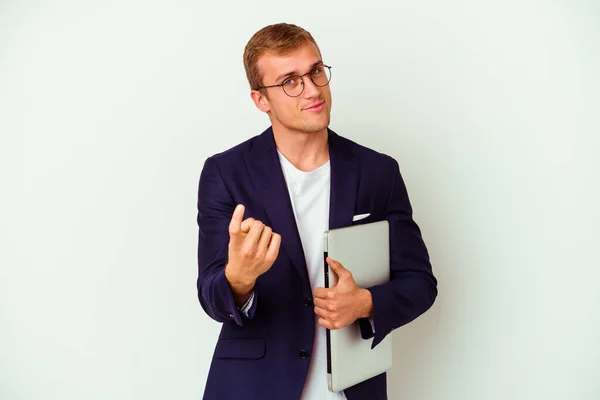 Νεαρός Επιχειρηματίας Καυκάσιος Που Κρατάει Ένα Λάπτοπ Απομονωμένο Λευκό Φόντο — Φωτογραφία Αρχείου