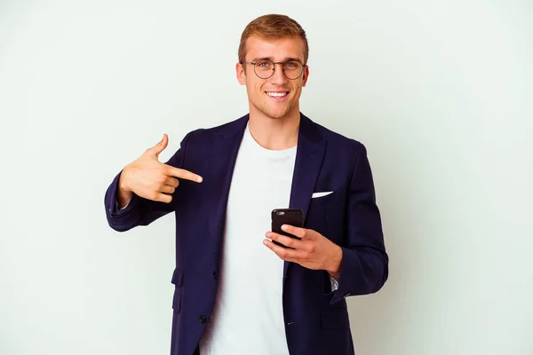 Jovem Homem Negócios Segurando Telefone Celular Isolado Fundo Branco Pessoa — Fotografia de Stock