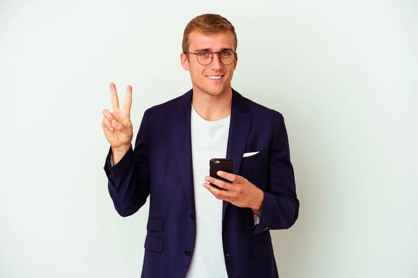 Jovem Homem Negócios Segurando Telefone Celular Isolado Fundo Branco Mostrando — Fotografia de Stock