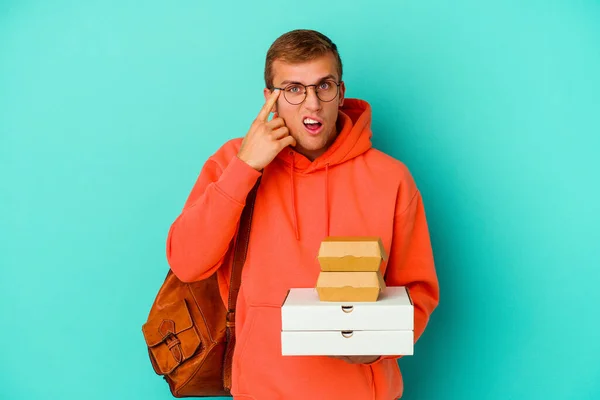 Ung Student Kaukasisk Man Som Håller Hamburgare Och Pizzor Isolerade — Stockfoto