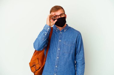 Beyaz arka planda izole edilmiş Almanca öğrenen genç beyaz bir adam heyecanlı..