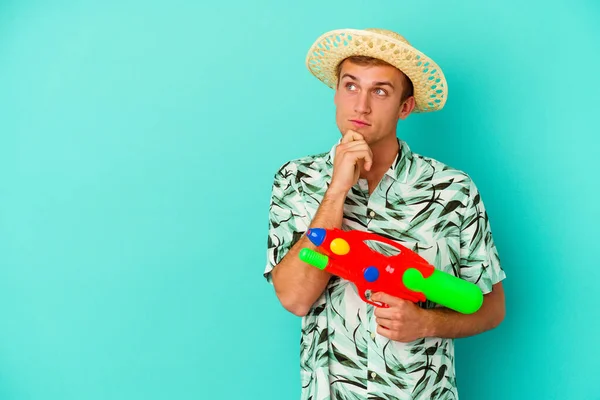 Jovem Caucasiano Vestindo Uma Roupa Verão Segurando Arma Água Isolada — Fotografia de Stock