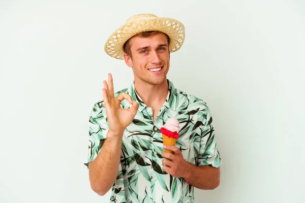 若いですCaucasian男身に着けています夏服とホワイトバック陽気で自信のあるショーOkジェスチャーに隔離されたアイスクリームを保持 — ストック写真