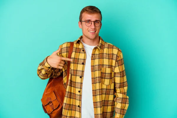 Mladý Běloch Student Muž Izolovaný Modrém Pozadí Osoba Ukazuje Ručně — Stock fotografie