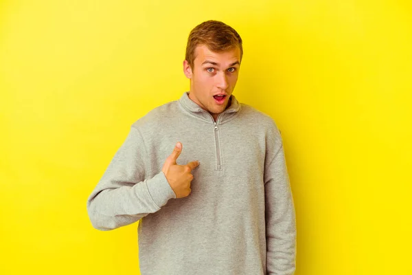Sarı Arka Planda Izole Edilmiş Genç Beyaz Adam Parmağını Göstererek — Stok fotoğraf