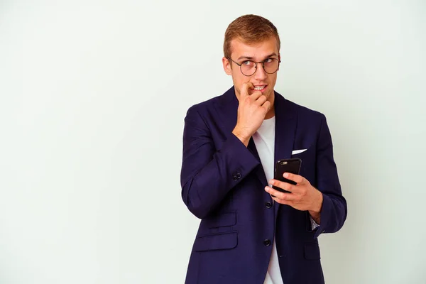 Jovem Homem Negócios Segurando Telefone Celular Isolado Fundo Branco Relaxado — Fotografia de Stock