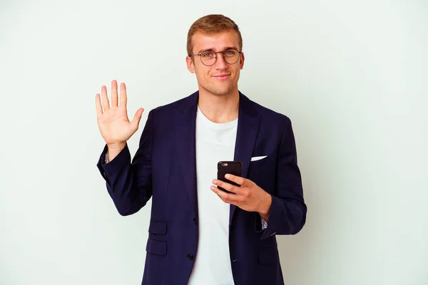 Jovem Homem Negócios Segurando Telefone Celular Isolado Fundo Branco Sorrindo — Fotografia de Stock