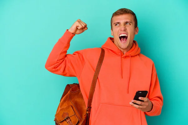 Молодий Студент Білий Чоловік Тримає Мобільний Телефон Ізольовано Синьому Фоні — стокове фото