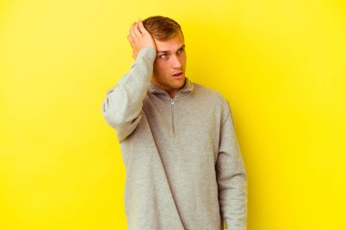 Sarı arka planda izole genç beyaz adam şok oldu, o önemli bir toplantı hatırladı.