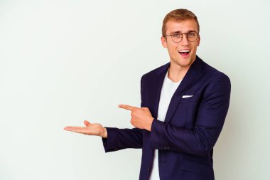 Beyaz arka planda izole edilmiş beyaz iş adamı. Elinde palmiye ağacının bir kopyası olduğu için heyecanlı..