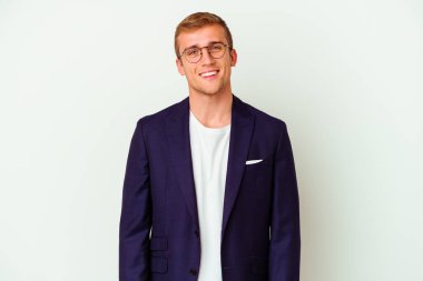 Beyaz arka planda izole edilmiş genç beyaz adam mutlu, güler yüzlü ve neşeli..