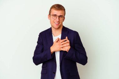 Beyaz arka planda izole edilmiş beyaz iş adamı dost bir ifadeye sahip, avuçlarını göğsüne bastırıyor. Aşk konsepti.