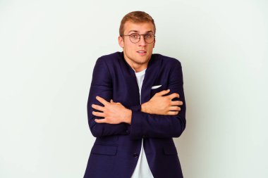 Beyaz arka planda izole genç beyaz adam düşük ateş ya da hastalık nedeniyle soğuyor.