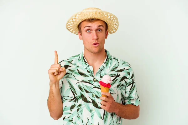 夏の服を着た若い白人男性と白い背景に隔離されたアイスクリームを保持するいくつかの素晴らしいアイデア 創造性の概念 — ストック写真