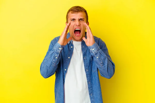 Young Caucasian Man Isolated Yellow Background Shouting Excited Front — Stock Photo, Image