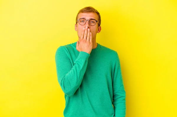 Junge Kaukasische Mann Isoliert Auf Gelbem Hintergrund Schockiert Mund Mit — Stockfoto