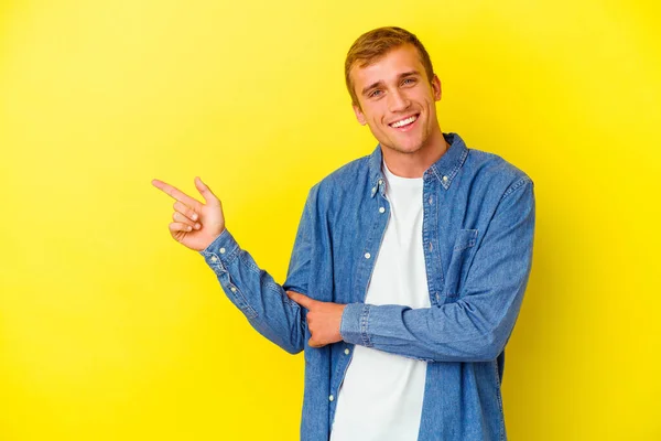 Jovem Caucasiano Isolado Fundo Amarelo Sorrindo Alegremente Apontando Com Dedo — Fotografia de Stock