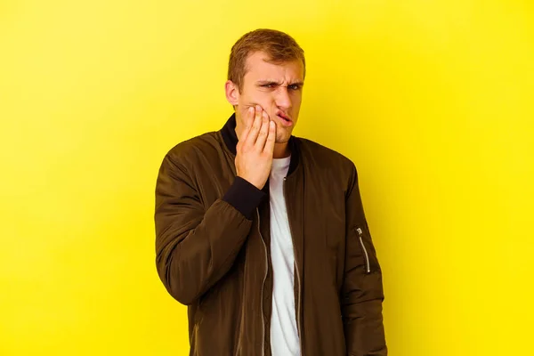 Junger Kaukasischer Mann Isoliert Auf Gelbem Hintergrund Mit Starken Zahnschmerzen — Stockfoto