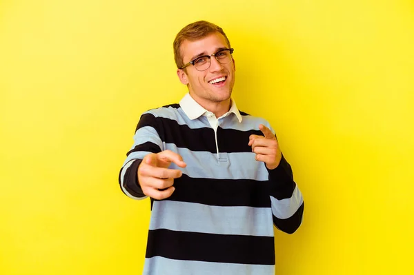 Young Caucasian Man Isolated Yellow Background Cheerful Smiles Pointing Front — Stock Photo, Image