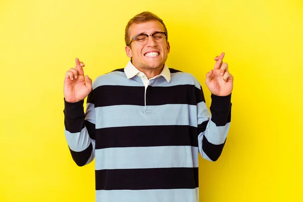 Young Caucasian Man Isolated Yellow Background Crossing Fingers Having Luck — Stock Photo, Image