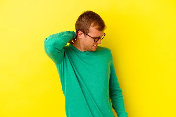 Νεαρός Καυκάσιος Άνδρας Απομονωμένος Κίτρινο Φόντο Πόνο Στον Αυχένα Λόγω — Φωτογραφία Αρχείου