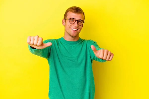 Junger Kaukasischer Mann Isoliert Auf Gelbem Hintergrund Hebt Beide Daumen — Stockfoto