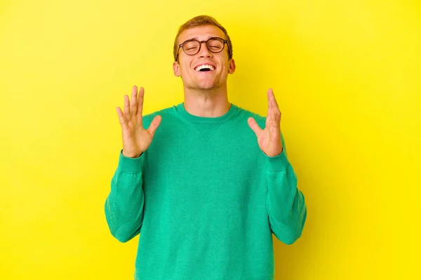 Jonge Blanke Man Geïsoleerd Gele Achtergrond Lacht Luid Houden Hand — Stockfoto