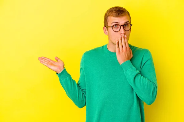 Junger Kaukasischer Mann Auf Gelbem Hintergrund Beeindruckt Mit Kopierraum Auf — Stockfoto