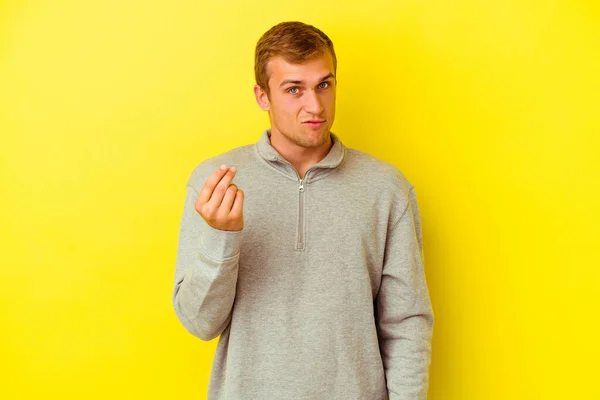 Giovane Uomo Caucasico Isolato Sfondo Giallo Mostrando Che Lei Non — Foto Stock