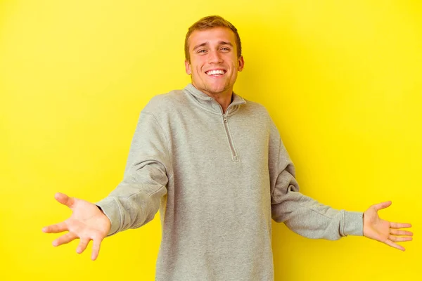 Νεαρός Καυκάσιος Άνδρας Απομονωμένος Κίτρινο Φόντο Που Δείχνει Μια Ευπρόσδεκτη — Φωτογραφία Αρχείου