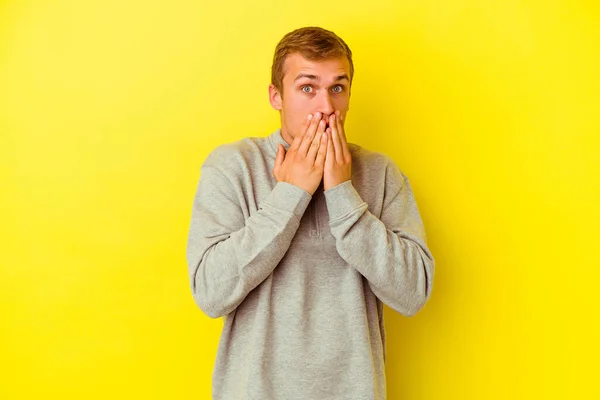 Junger Kaukasischer Mann Isoliert Auf Gelbem Hintergrund Schockiert Mund Mit — Stockfoto