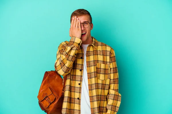 Joven Caucásico Estudiante Hombre Aislado Azul Fondo Tener Divertido Cubriendo —  Fotos de Stock