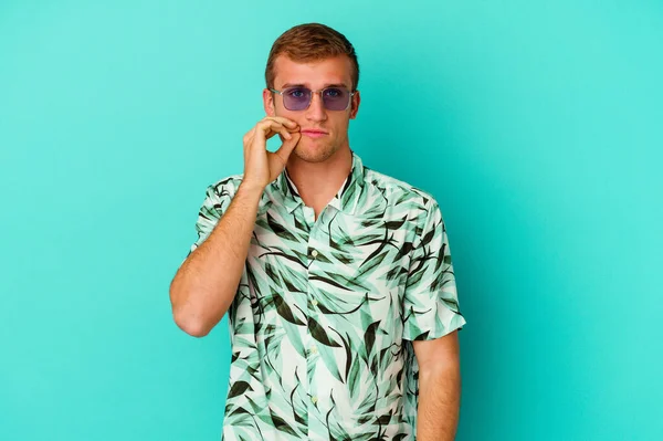 Junger Kaukasischer Mann Sommerkleidung Isoliert Auf Blauem Hintergrund Mit Fingern — Stockfoto