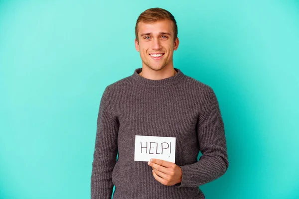 Jovem Caucasiano Segurando Cartaz Ajuda Isolado Fundo Azul Feliz Sorridente — Fotografia de Stock