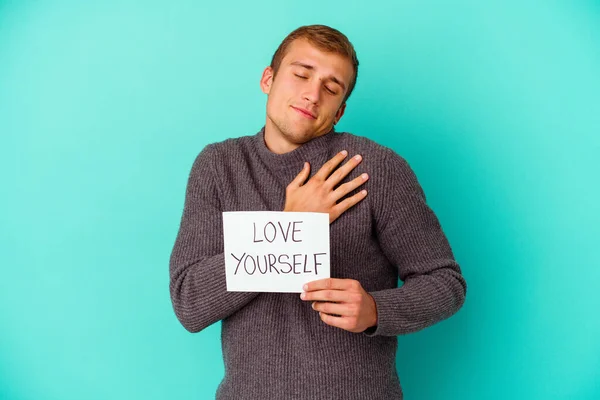 Joven Hombre Caucásico Sosteniendo Una Pancarta Amor Aislado Sobre Fondo —  Fotos de Stock